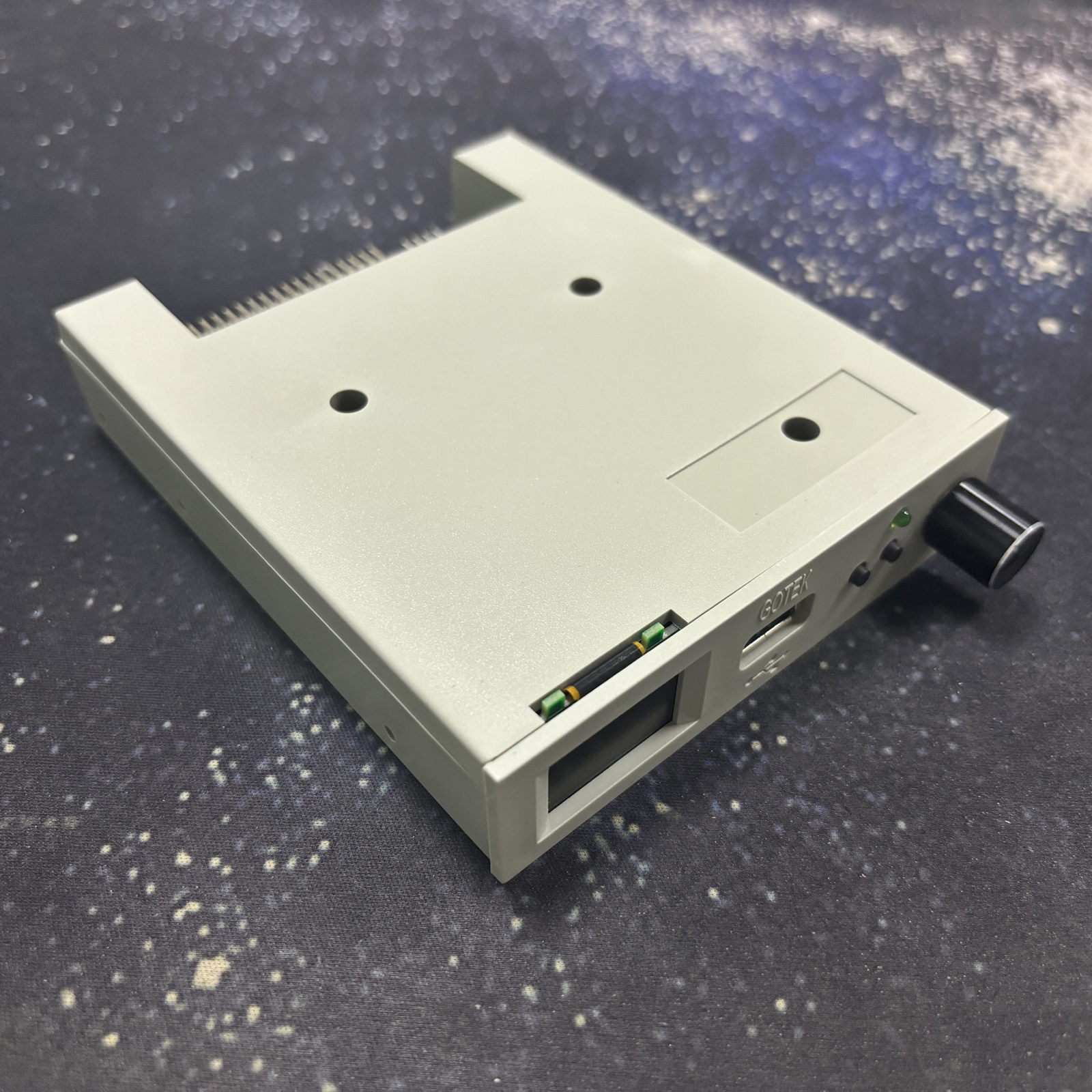 复古科技风潮来袭：为何经典翻盖手机价格飙升300%？(图1)
