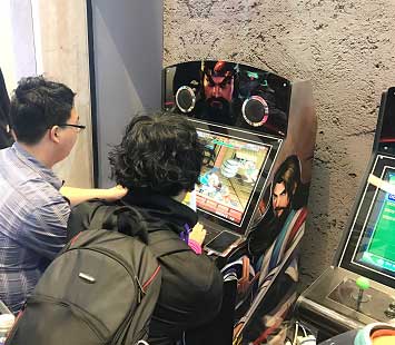 女子驾驭经典怀挡老车折叠屏幕点亮复古与科技的完美交融(图1)