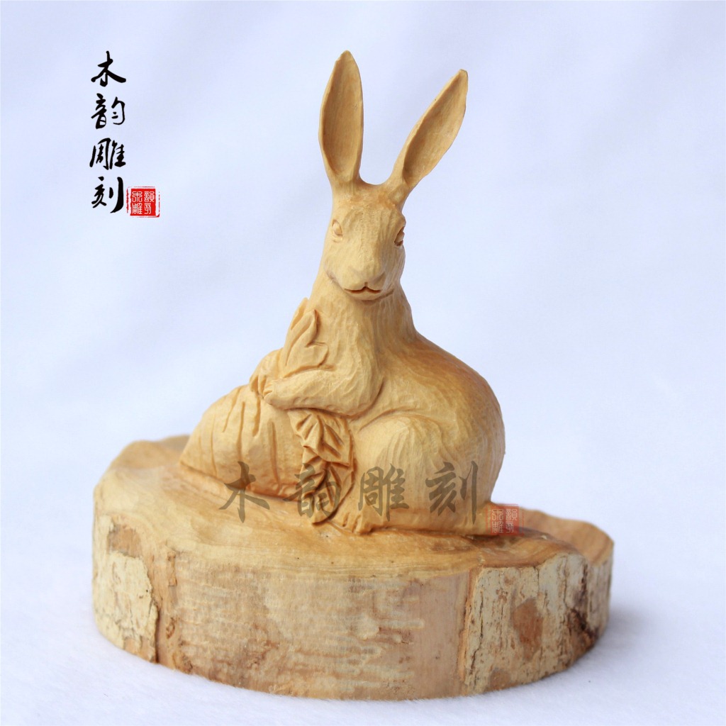 临安新春市集热闹非凡巨型兔耳帽与凤冠吸引游客(图1)